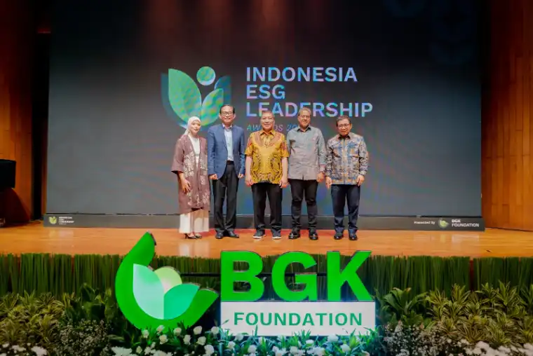 Honourees on stage at the Indonesia ESG Leadership Awards 2025